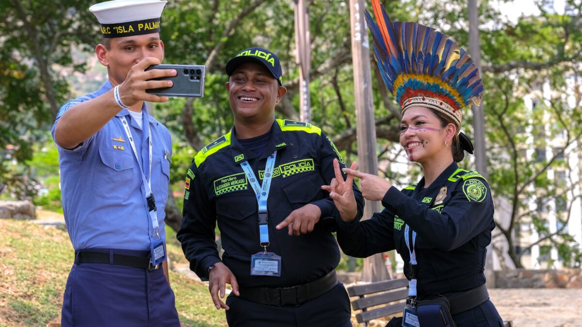 “HISTORIAS EN UNIFORME: BECAS QUE CONSTRUYEN SUEÑOS” DEL PROGRAMA DE BECAS VAMOS_SUMANDO