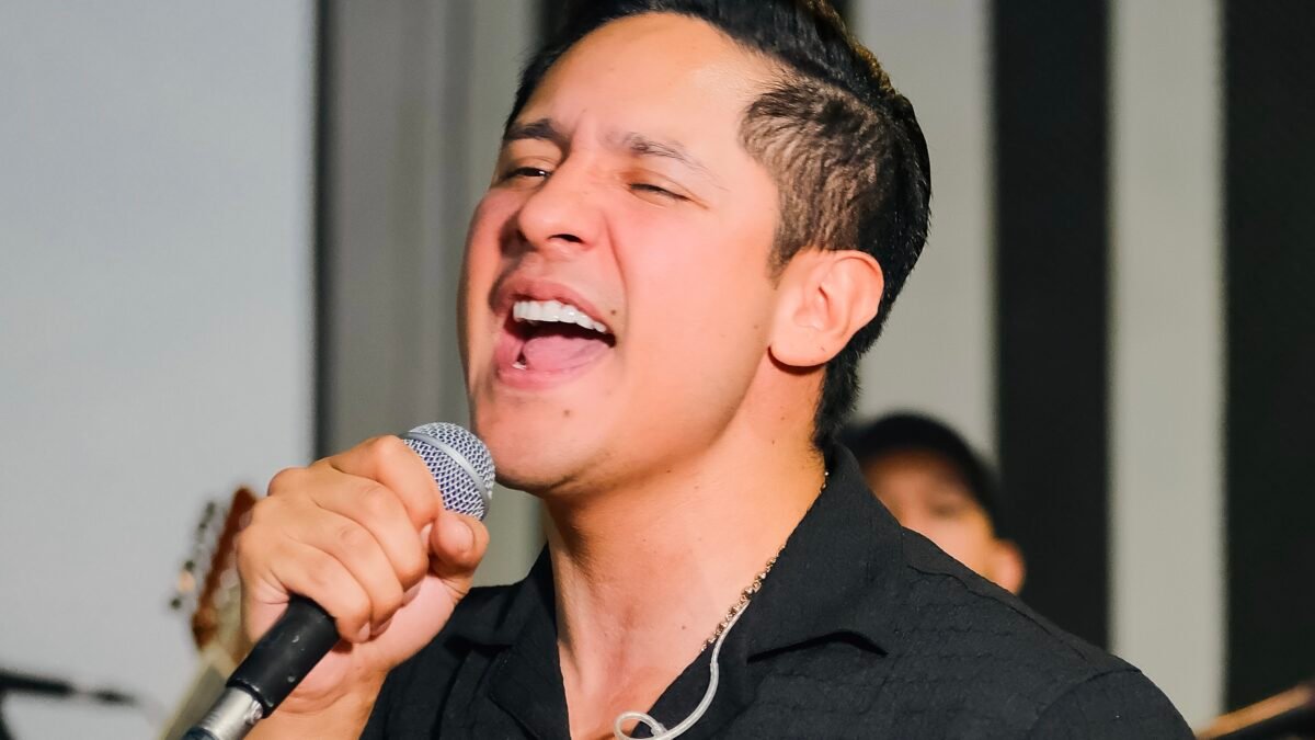 JUAN PABLO NAVARRETE PRESENTA  “UN ÍNTIMO MUY ROMÁNTICO”