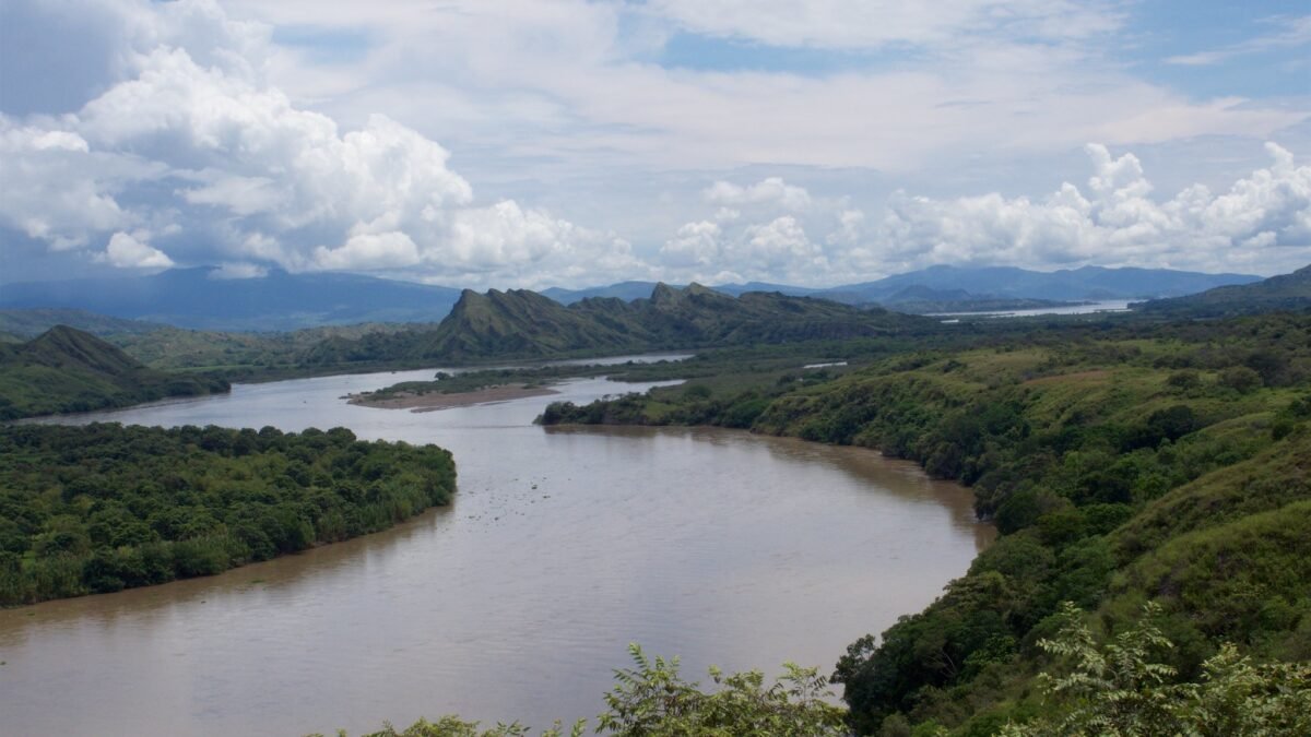“NAVEGANTES” LA SERIE PARA NAVEGAR POR LOS GRANDES RÍOS Y CIÉNAGAS POR SEÑAL COLOMBIA