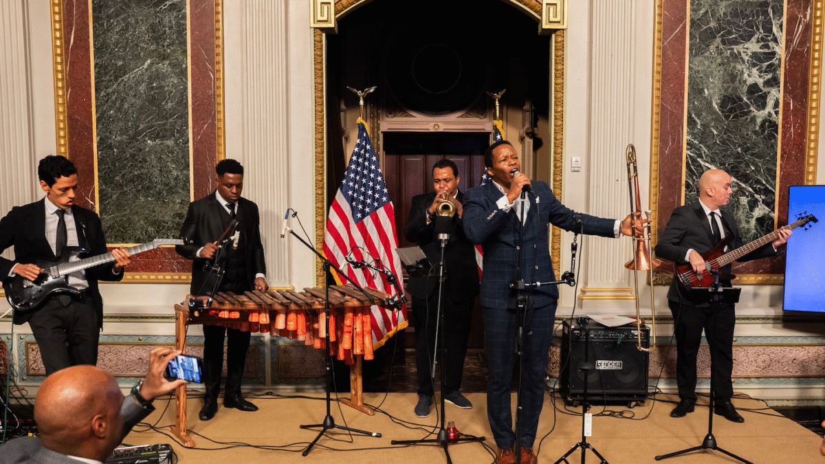 MAURO CASTILLO PRESENTA ÁLBUM GRABADO EN LA CASA BLANCA