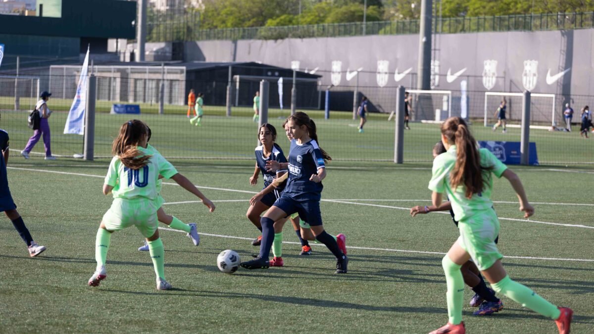 BIMBO LLEVA A TRES NIÑAS COLOMBIANAS A ESPAÑA PARA CUMPLIR SU SUEÑO DE JUGAR FÚTBOL EN EL BARÇA