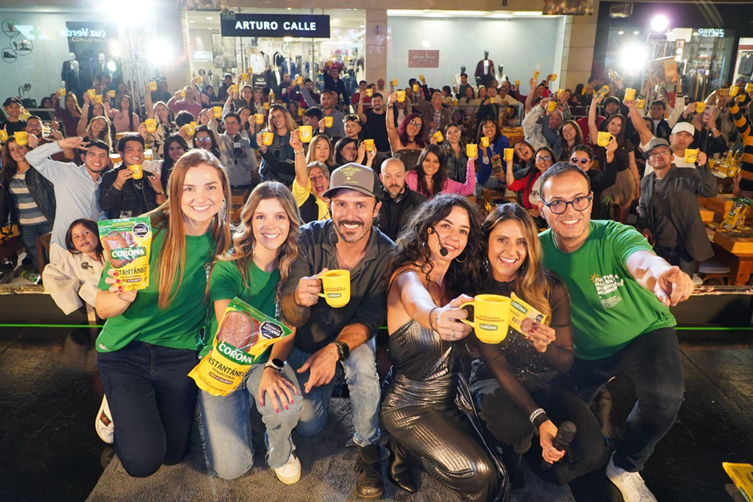 “CONÉCTATE CON LOS QUE MÁS QUIERES” CHOCOLATE CORONA  INSPIRA A LAS FAMILIAS EN NAVIDAD