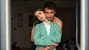 LA QUINTA TEMPORADA DE  EMILY EN PARÍS  POR NETFLIX