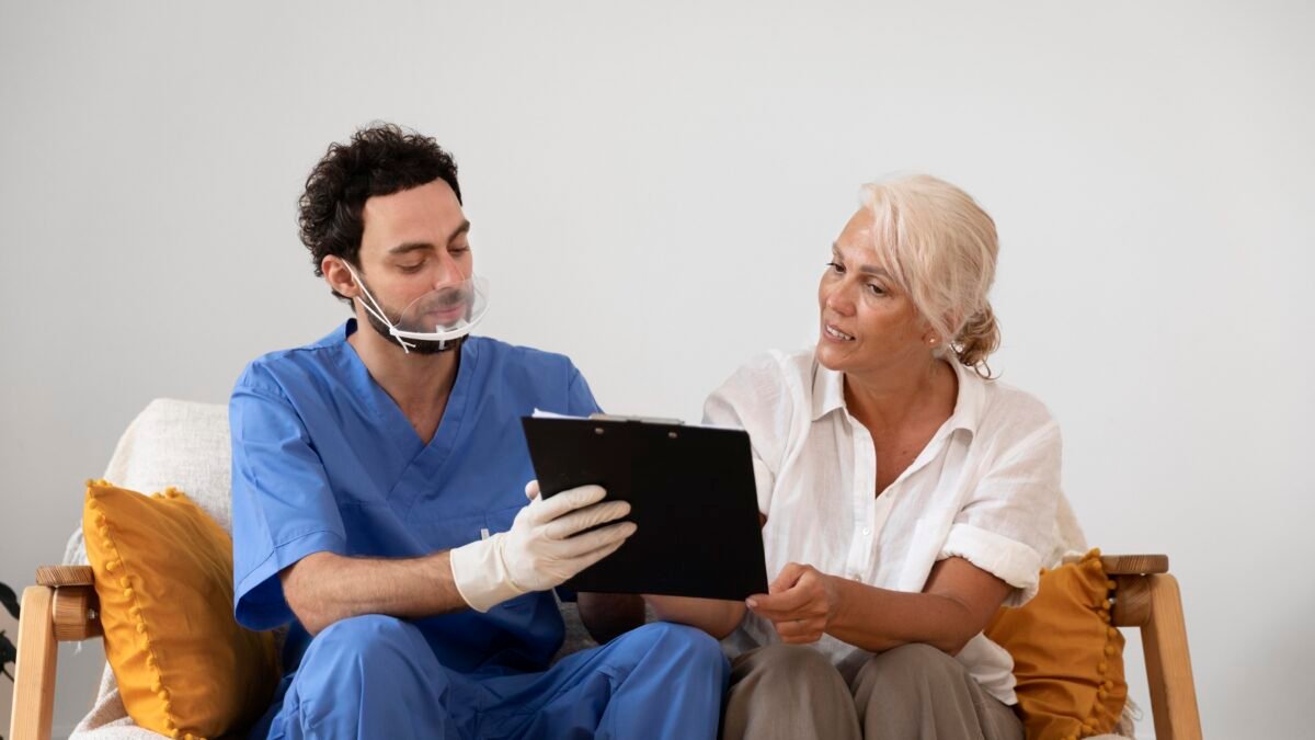 ¿LA EPS PUEDE AUTORIZAR ENFERMERÍA O CUIDADOR? CLAVES PARA SABER QUÉ PUEDE SOLICITAR UNA FAMILIA AL SISTEMA DE SALUD
