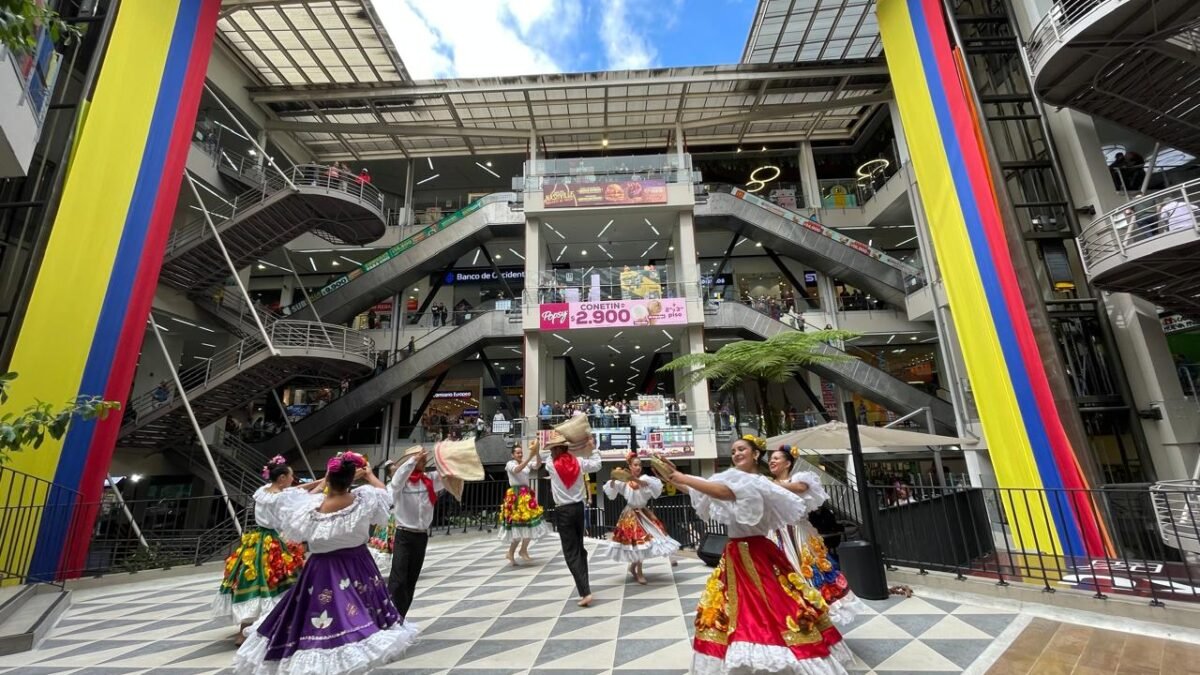 EN JULIO, EL CENTRO COMERCIAL PORTAL DE LA 80 SE VISTE CON LOS COLORES PATRIOS.