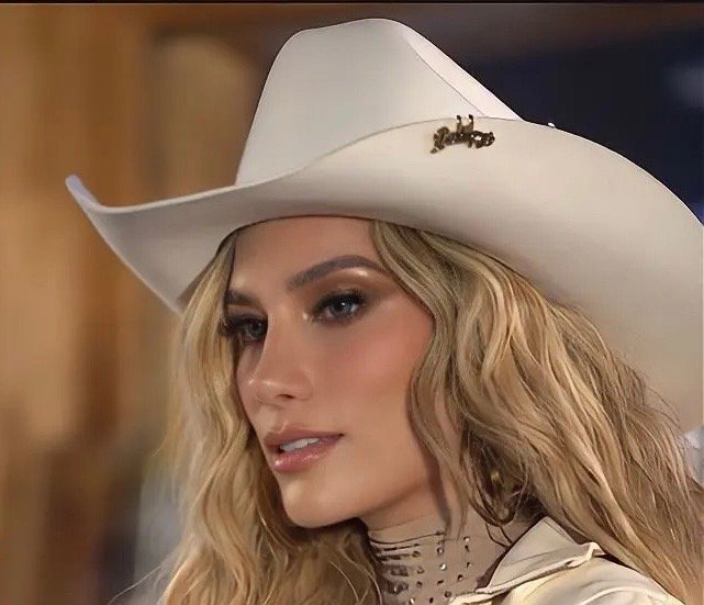 KELLY CÁRDENAS PRESENTA “UNA MALA”