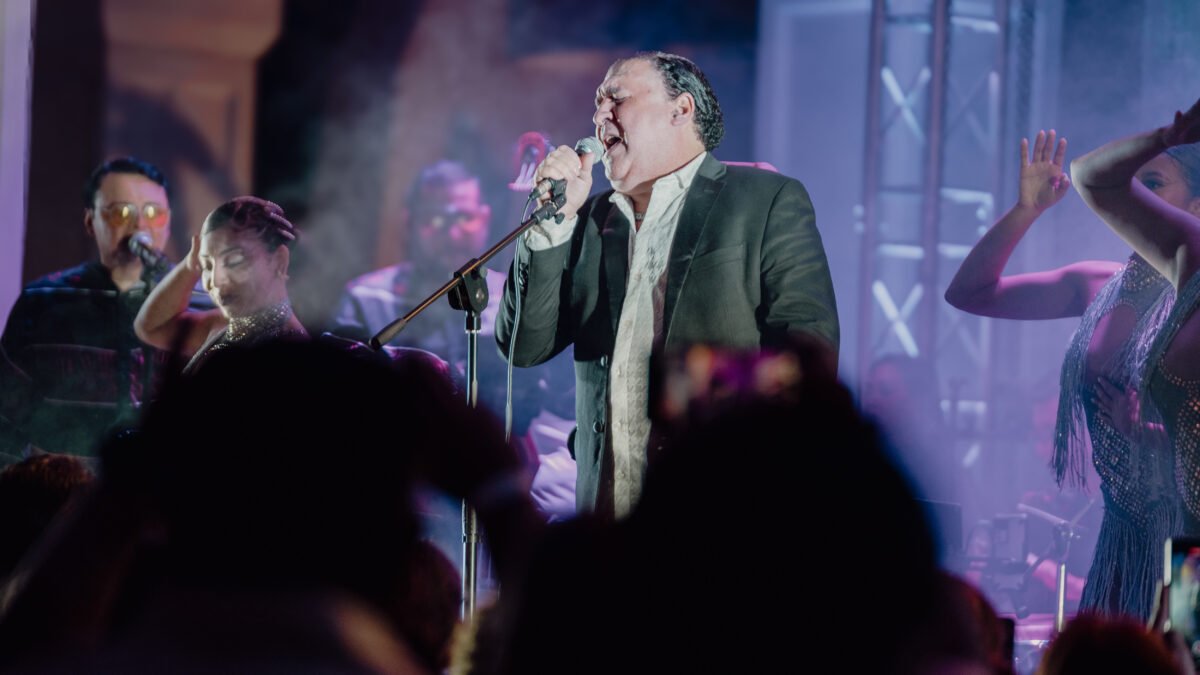 MICKEY TAVERAS PRESENTA ” Y QUE ME PASA”